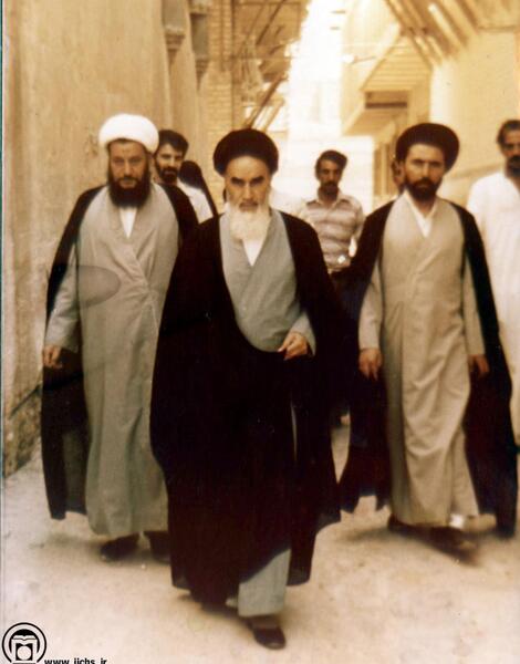 عکس ایستاده از امام خمینی