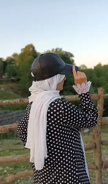 عکس پروفایل دختر از پشت سر با کلاه