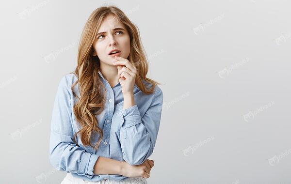 عکس زن در حال تفکر