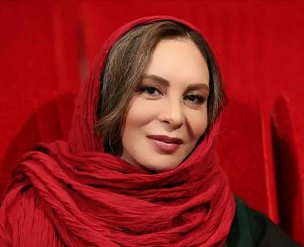 عکس افسانه بایگان با گوشواره شیر و خورشید