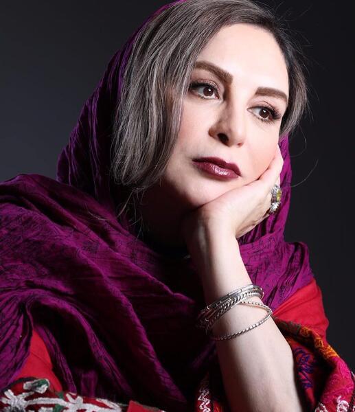 عکس افسانه بایگان با گوشواره شیر و خورشید