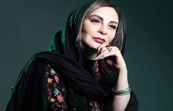 عکس افسانه بایگان با گوشواره شیر و خورشید