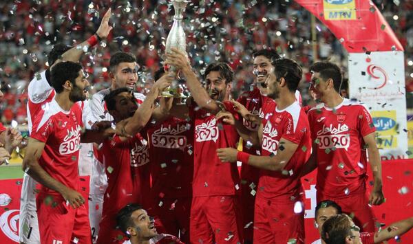 عکس تیم پرسپولیس با جام قهرمانی