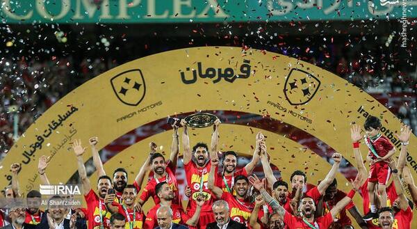 عکس تیم پرسپولیس با جام قهرمانی