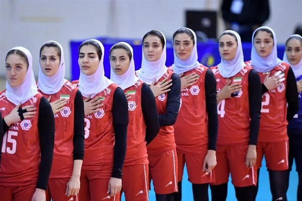 اعضای تیم ملی والیبال ایران با عکس