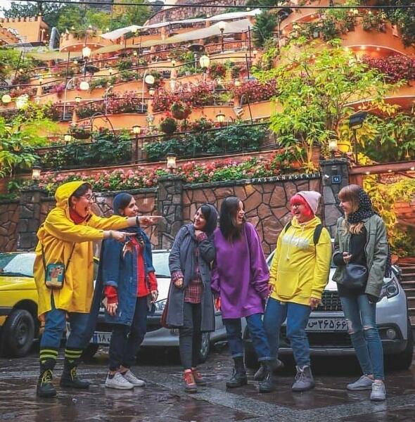 عکس گروه دوستانه مختلط