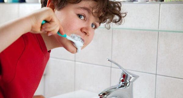 عکس صرفه جویی آب در مسواک زدن