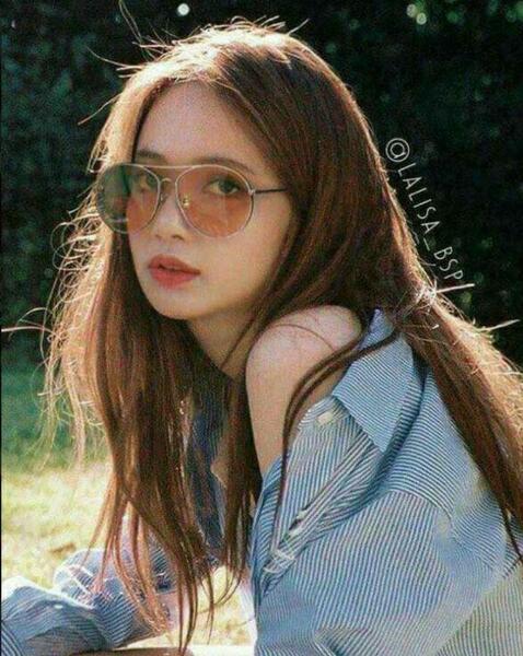 عکس لیسا بدون موهای چتری
