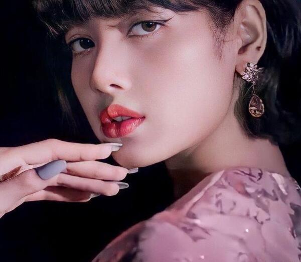 عکس لیسا پس زمینه