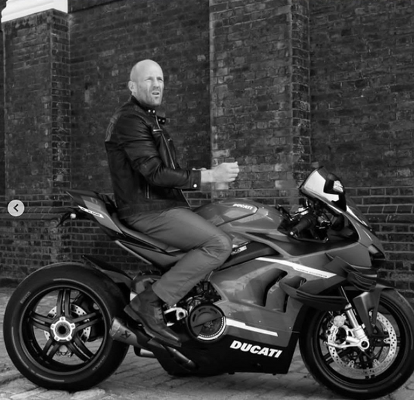 عکس جیسون استاتهام برای پس زمینه