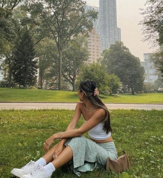 عکس پروفایل دخترونه با کفش اسپرت