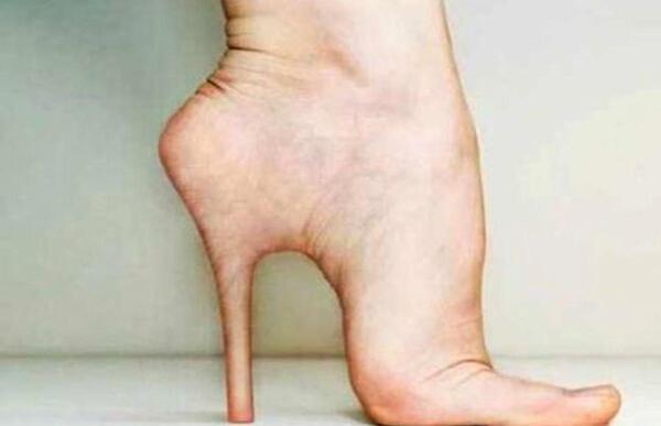 عکس پای زن با کفش پاشنه بلند