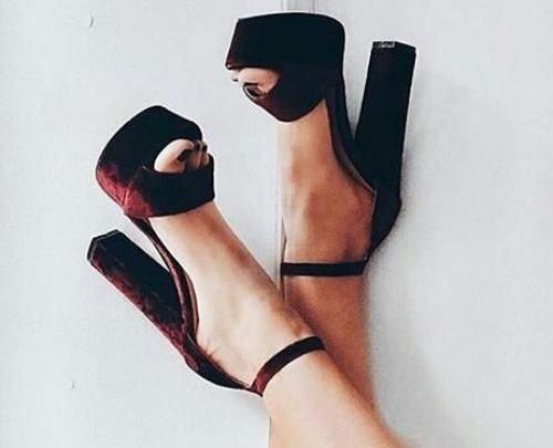 عکس پای دختر با کفش پاشنه بلند