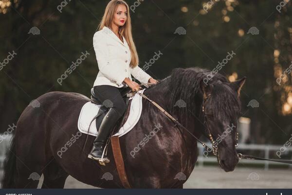 عکس پروفایل دختر با اسب سیاه