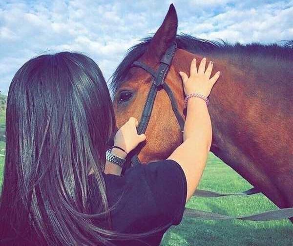 عکس پروفایل دختر با اسب سیاه