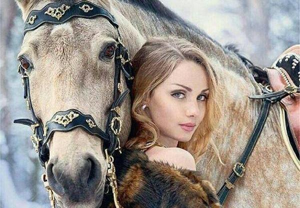 عکس پروفایل دختر با اسب سیاه