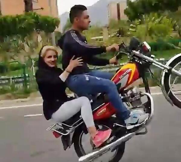عکس ویدا خواننده دیس لاو با دوست پسرش