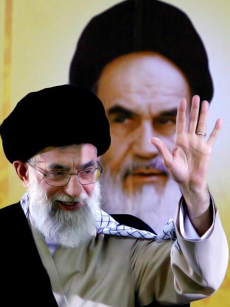 عکس رهبر و سردار سلیمانی در کنار هم