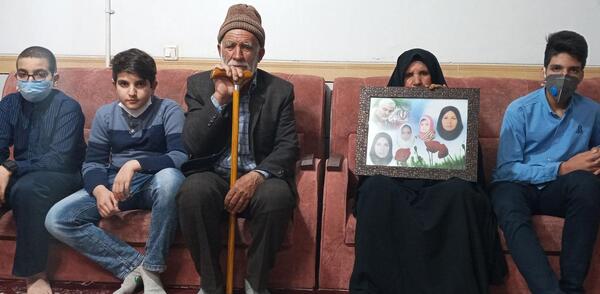 عکس سردار سلیمانی روی صندلی شکسته