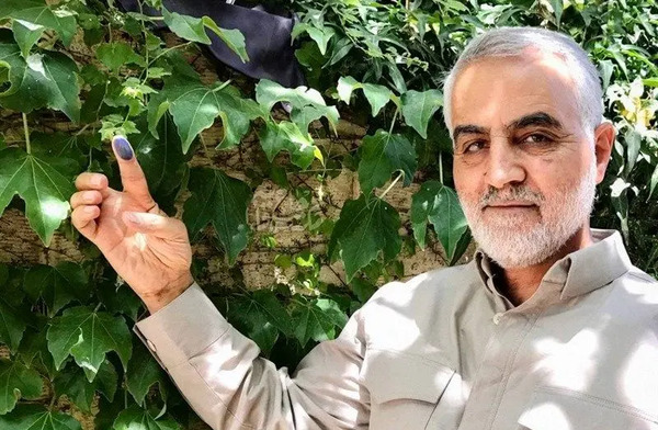 عکس سردار سلیمانی روی صندلی شکسته