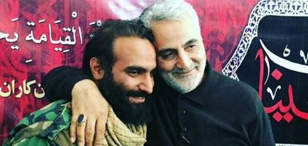 عکس سردار سلیمانی روی صندلی شکسته