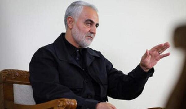 عکس سردار سلیمانی روی صندلی شکسته