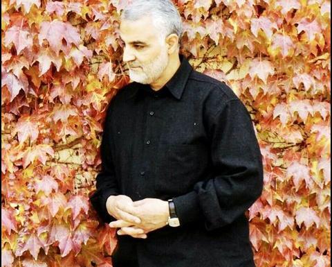 عکس ایستاده سردار سلیمانی با کیفیت بالا