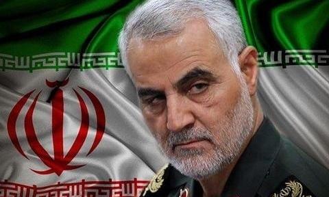 عکس ایستاده سردار سلیمانی با کیفیت بالا