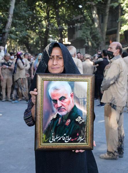 عکس سردار سلیمانی با نوشته ما ملت امام حسینیم