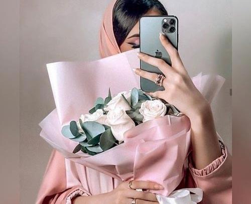عکس دختر با آیفون 12