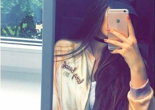 عکس دختر با آیفون 12