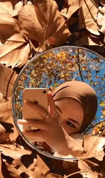 عکس دختر با آیفون 12