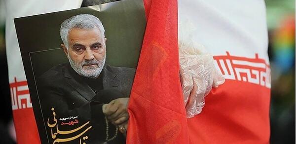عکس حاج قاسم سلیمانی با پرچم ایران