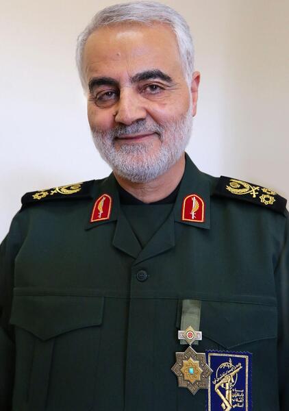 عکس حاج قاسم سلیمانی با پرچم ایران