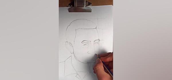 عکس دست حاج قاسم سلیمانی برای نقاشی