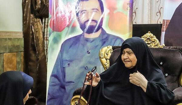 عکس حاج قاسم سلیمانی و مادرش