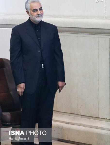 عکس ایستاده از حاج قاسم سلیمانی