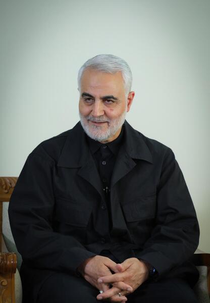 عکس ایستاده از حاج قاسم سلیمانی