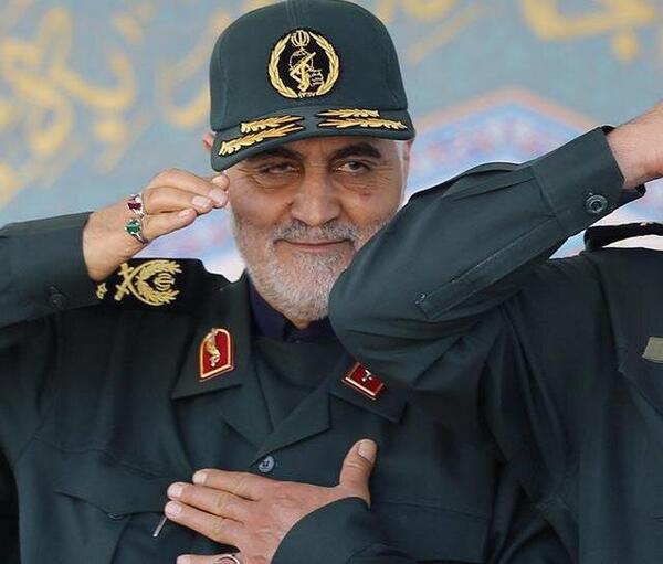عکس ایستاده از حاج قاسم سلیمانی