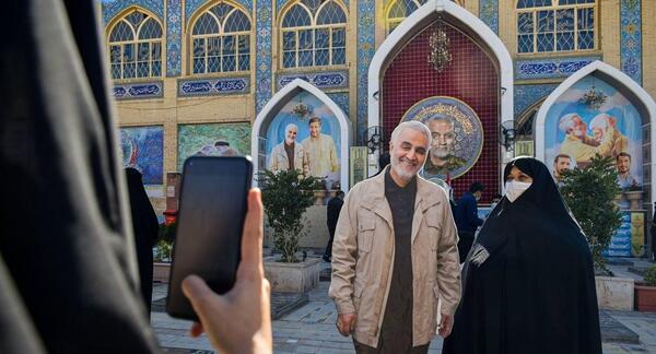 عکس ایستاده از حاج قاسم سلیمانی