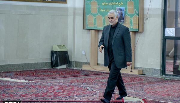عکس ایستاده از حاج قاسم سلیمانی