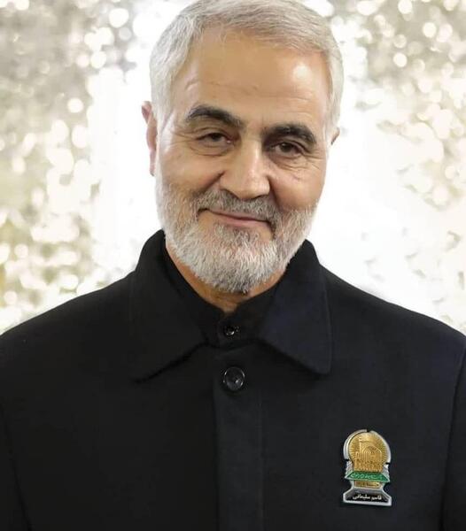 عکس ایستاده از حاج قاسم سلیمانی
