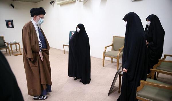 عکس شهید حاج قاسم سلیمانی با رهبر