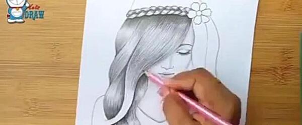 عکس نقاشی دختر از پشت ساده