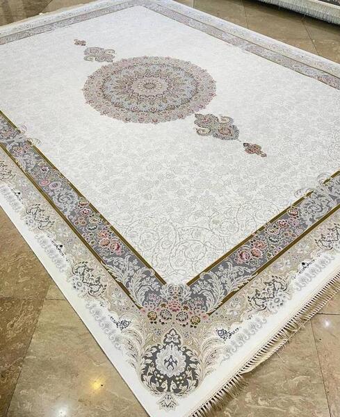 عکس فرش کرم طلایی