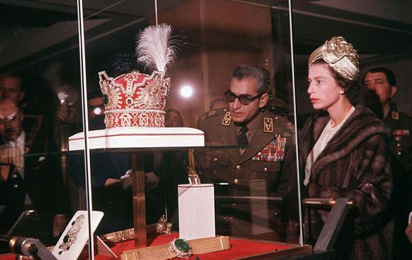 عکس ملکه انگلیس در ایران