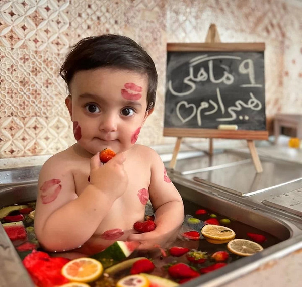 ایده عکس ماهگرد نوزاد با توپ