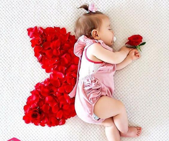 ایده عکس ماهگرد نوزاد با گل