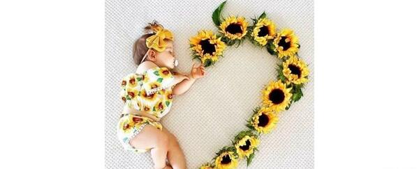 عکس ماهگرد نوزاد دختر با گل