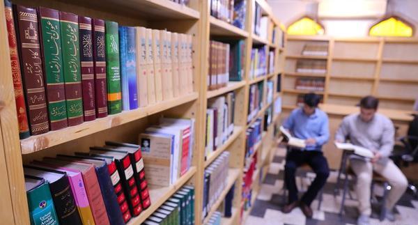 عکس جدید رهبری در کتابخانه